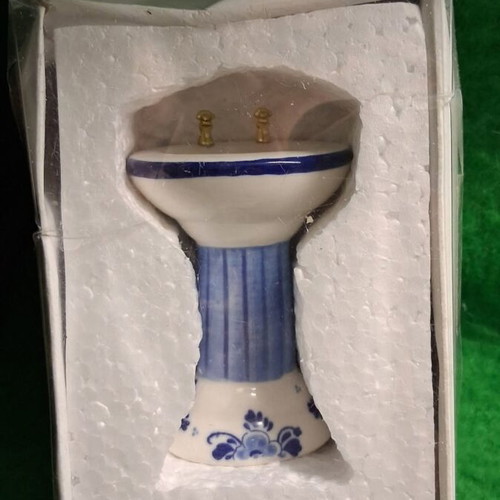 Miniature Delft Blue porcelain pedestal sink for dollhouse