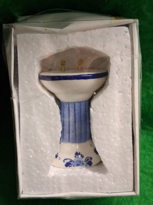 Miniature Delft Blue porcelain pedestal sink for dollhouse
