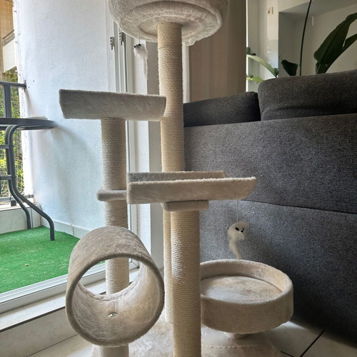 Cat tree with scratching posts