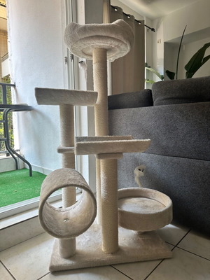 Cat tree with scratching posts