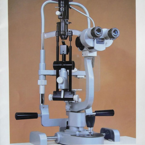 Inami L-0219 Japanese slit lamp like new with 5 magnifications and accessories
