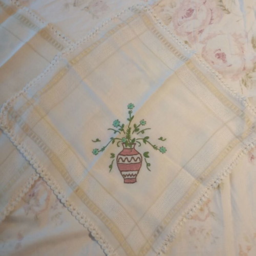 Set of 2 table linens like new