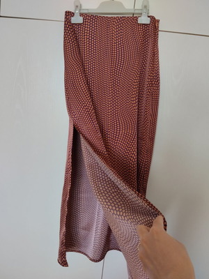 Stradivarius satin skirt like new with slit and polka dots in purple and orange