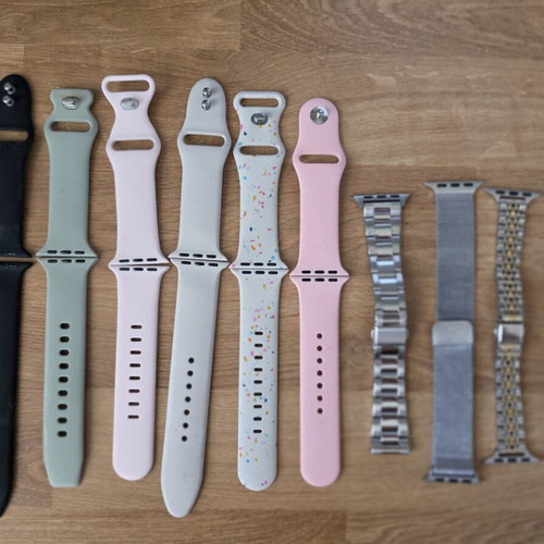 Apple Watch 40mm like new with extra straps and bracelet