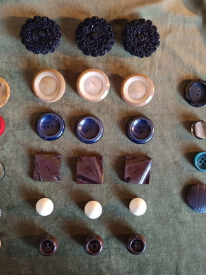 Set of 31 vintage/retro collectible buttons used