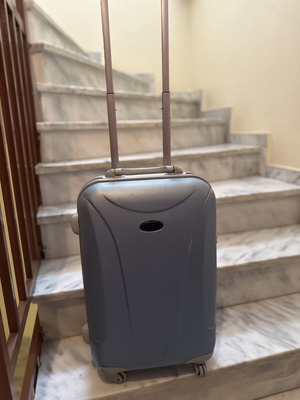 Γκρι βαλίτσα ταξιδιού με ρόδες και σκληρό κέλυφος