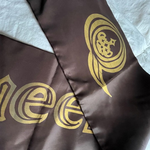 Queen Scarf like new, collectible 80s