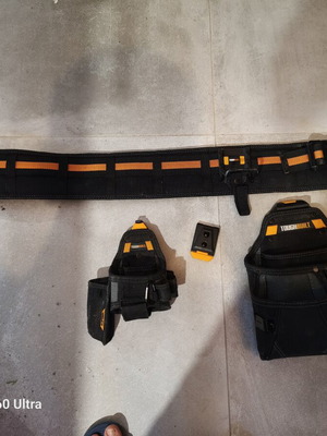 Toughbuilt belt with two clips and two pouches like new