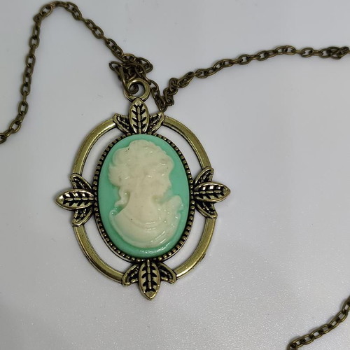 Vintage style pendant necklace with cameo decoration, like new