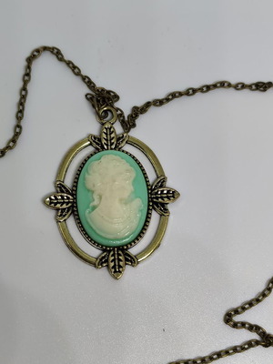Vintage style pendant necklace with cameo decoration, like new