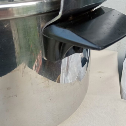 Pressure cooker 10 liters used, missing one handle