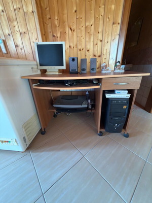 Computer desk like new with wheels and drawer