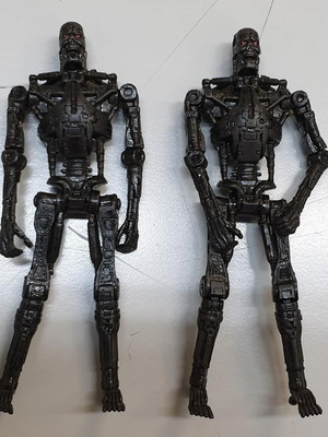 Movie Action T--700 new, set of 2 figures 3.75'