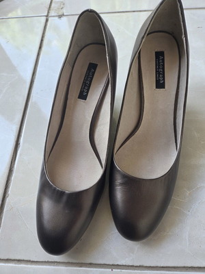 Round bronze leather pumps new with platform heel