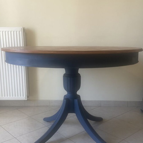 Round table rotunda from solid wood, vintage, like new