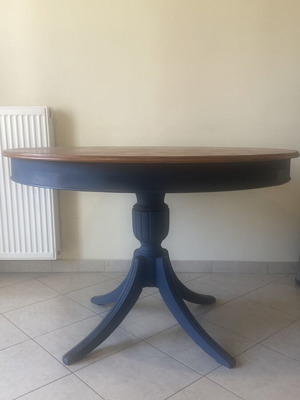 Round table rotunda from solid wood, vintage, like new