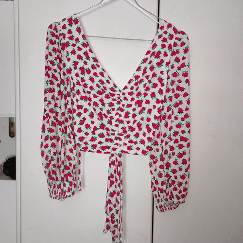 Zara cropped blouse size small like new, white with red flowers