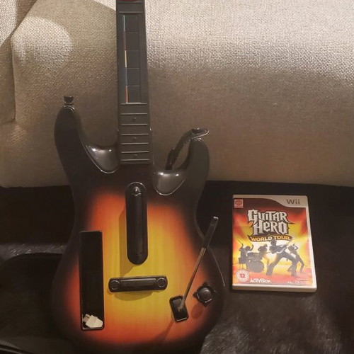 Guitar Hero 3 Guitar Wii like new with Guitar Hero World Tour game