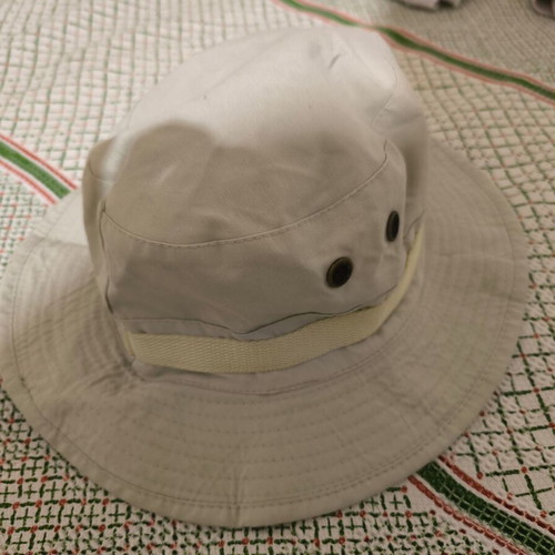 Hat beige like new
