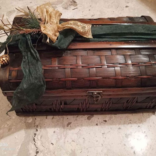 Chest used for drinks and gifts