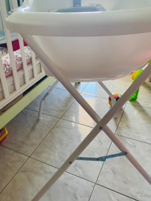 Baby bathtub with stand, seat, bath foam holder and thermometer like new