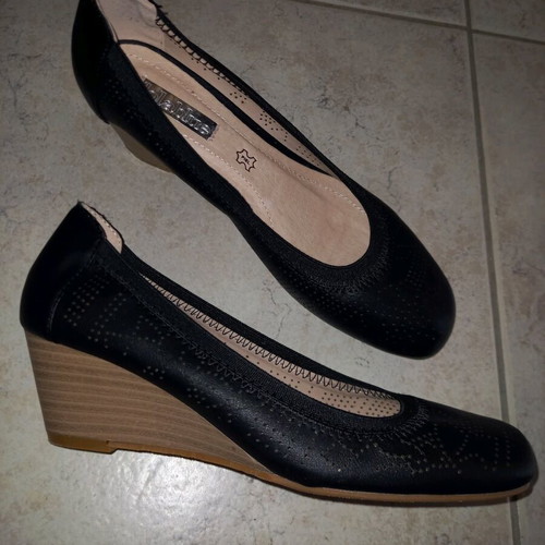 LolaBlue women's platforms new, black and beige