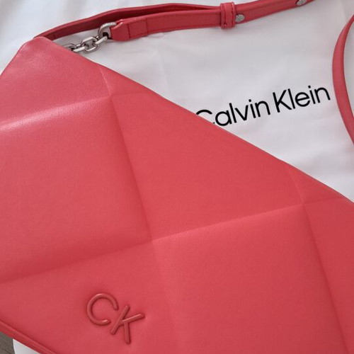 Calvin Klein Re-Lock Quilt Shoulder Bag red, like new