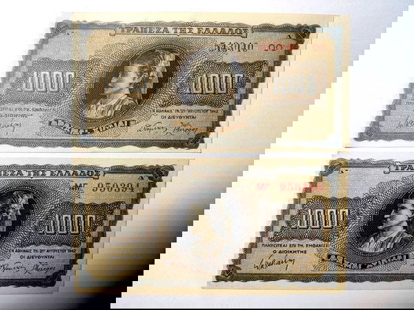 Ποικιλία  2 τεμάχια 1.000 Δραχμές 1942 με πρόθεμα και επίθεμα μικρά -  μεγάλα γράμματα UNC