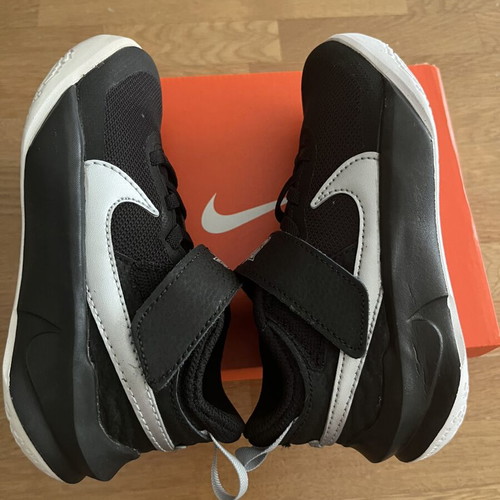 Nike Team Hustle D 10 (PS) kids' shoes size 28, black and silver