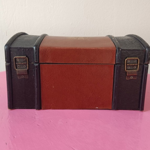Dimple wooden trunk used with leather details