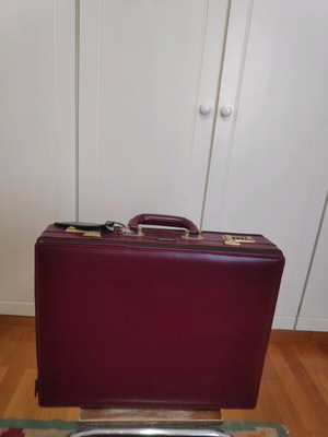 New Yorker leather briefcase bag like new, burgundy