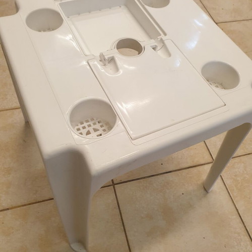 Plastic table like new with 4 cup holders and umbrella slot
