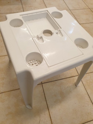 Plastic table like new with 4 cup holders and umbrella slot