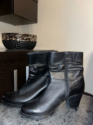 Marco Tozzi black ankle boots like new, size 39