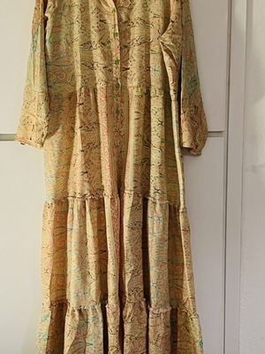 Bohemian maxi dress with paisley print and green buttons