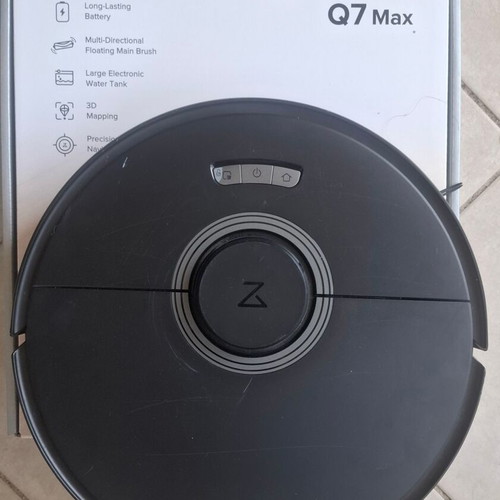 Roborock Q7 Max robot vacuum like new, 4200 Pa suction, 3-hour autonomy