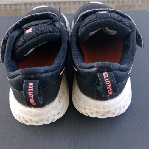 Παιδικά αθλητικά παπούτσια Nike μεταχειρισμένα, μέγεθος 23.5, μαύρα