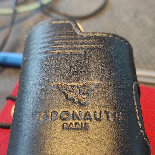 La Petite Box V1 by Vaponaute France with leather case