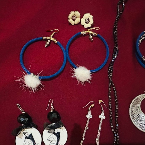 Set of 7 pairs of earrings, bracelet & necklace