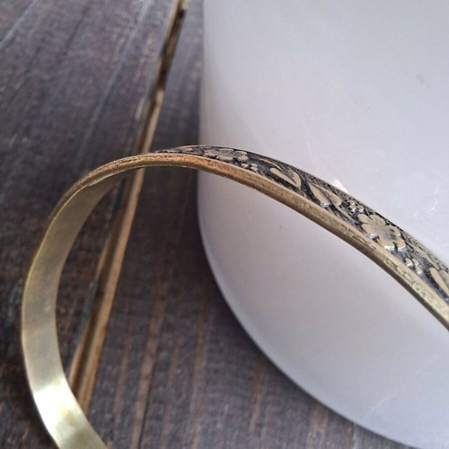 Bracelet with bronze floral motifs and real pearls used