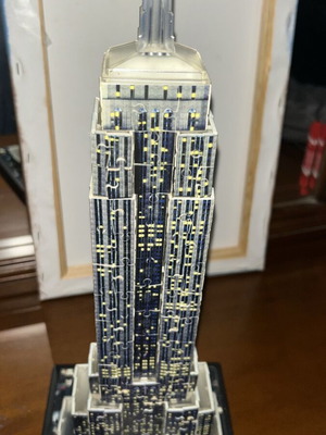 3D puzzle with 220 pieces and light like new