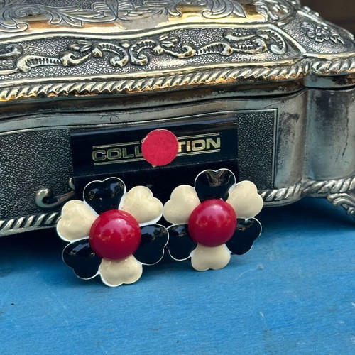 Vintage clip-on flower earrings used, black and white with red center