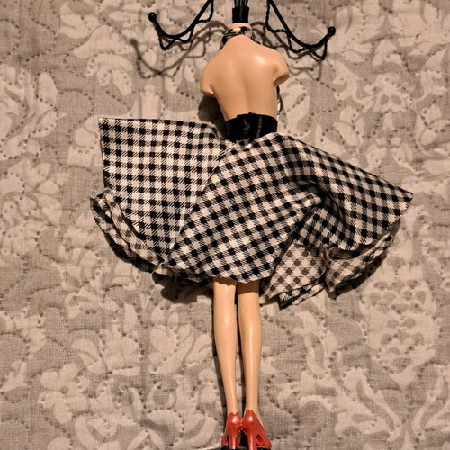 Jewelry holder like new with dress, black