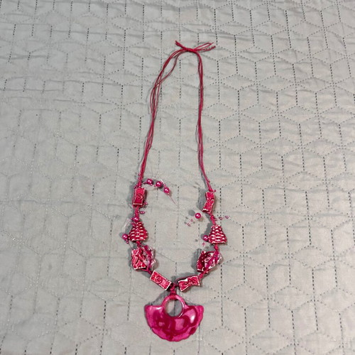 Fuchsia necklace like new
