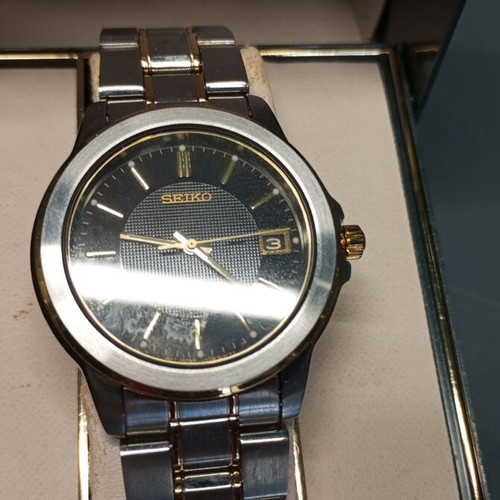 Seiko V742-8119 men's two-tone quartz wristwatch 38mm like new