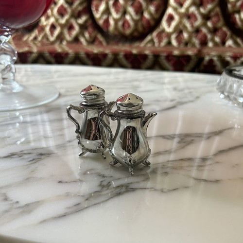 Salt and pepper shakers vintage, like new