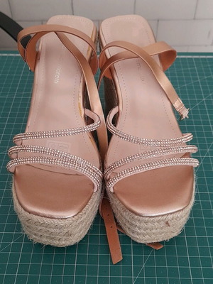 Nude satin platform with strass strap like new, size 37