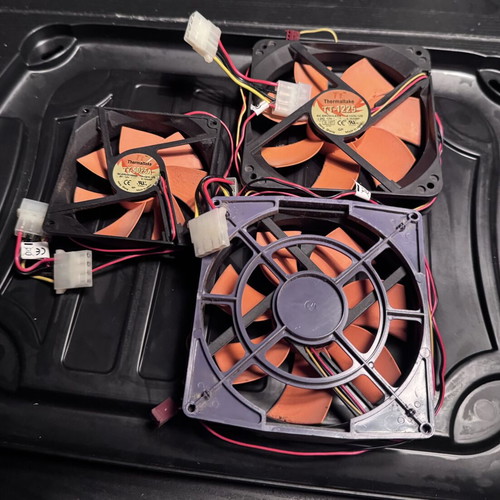 Thermaltake fan set used, 2x 120mm TT-1225 and 1x 90mm TT-9025A