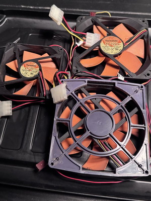 Thermaltake fan set used, 2x 120mm TT-1225 and 1x 90mm TT-9025A