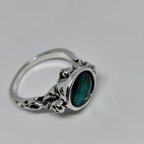 Jack Sparrow ring like new with green stone and skull details